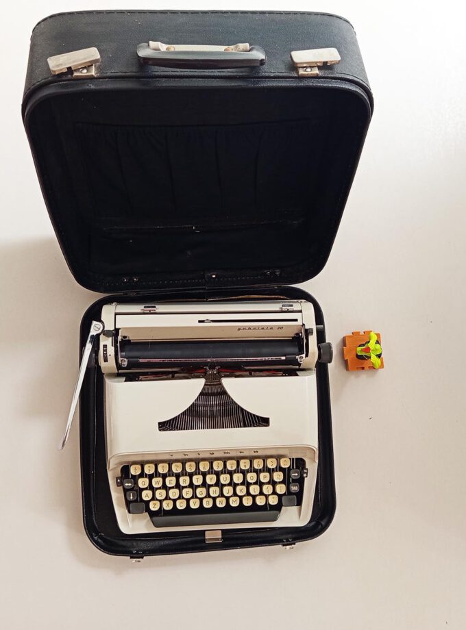Vintage Damaged Triumph Gabriele 20 Typewriter Cubic